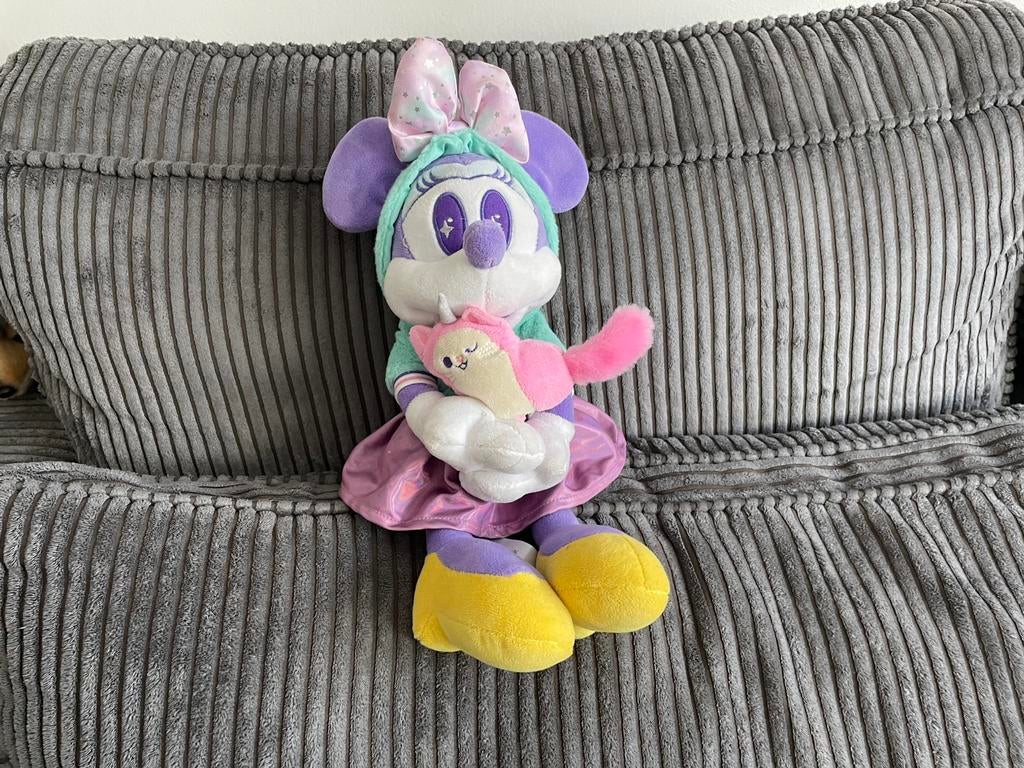 Mooie aparte Disney store knuffel van Minnie Mouse met poes, Verzamelen, Disney, Ophalen of Verzenden, Mickey Mouse, Knuffel