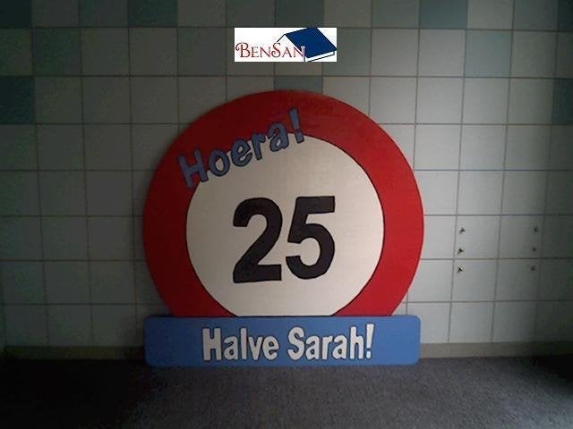 Verjaardag bord 25 jaar halve sarah huren bensan enter, Hobby en Vrije tijd, Ophalen, Zo goed als nieuw, Verjaardag