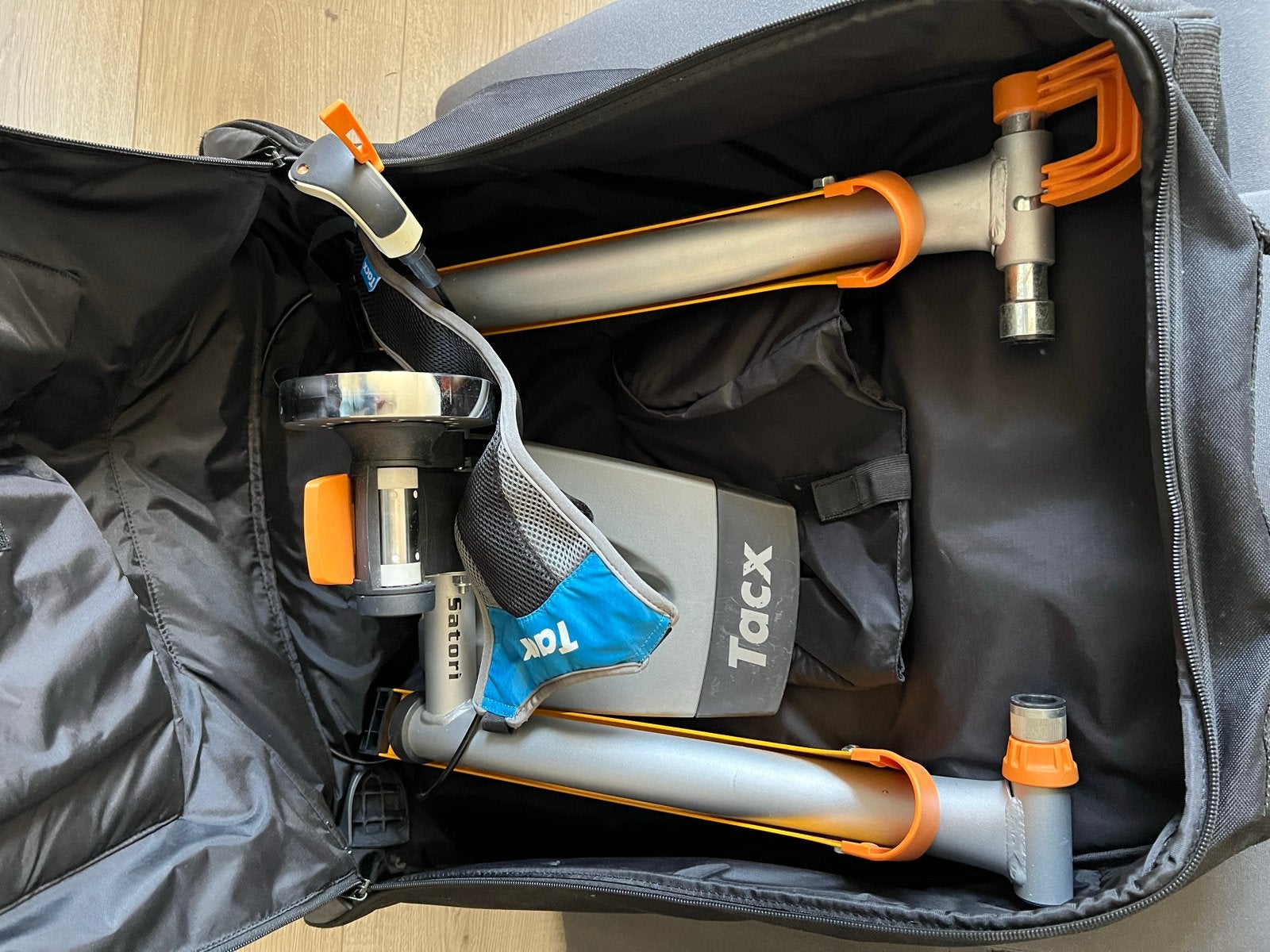 Tacx Satori Smart T2400 fietstrainer met draagtas, Sport en Fitness, Ophalen of Verzenden, Zo goed als nieuw, Overige typen