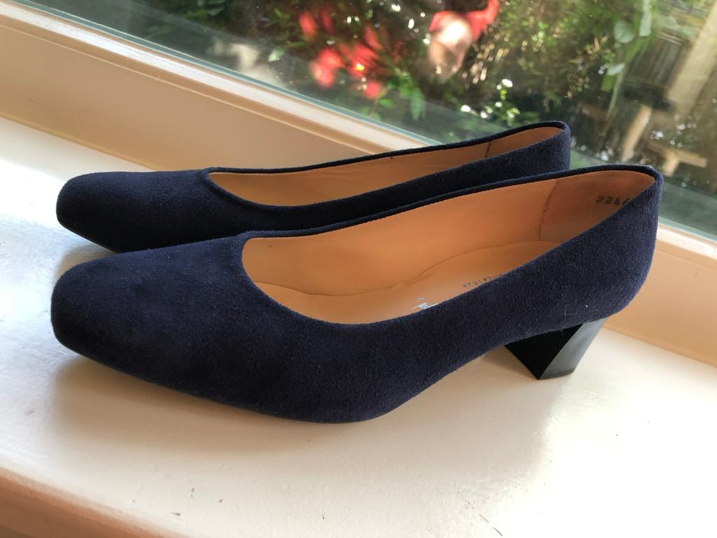 (donker)blauwe suede pumps, Kleding | Dames, Schoenen, Zo goed als nieuw, Blauw, Ophalen of Verzenden