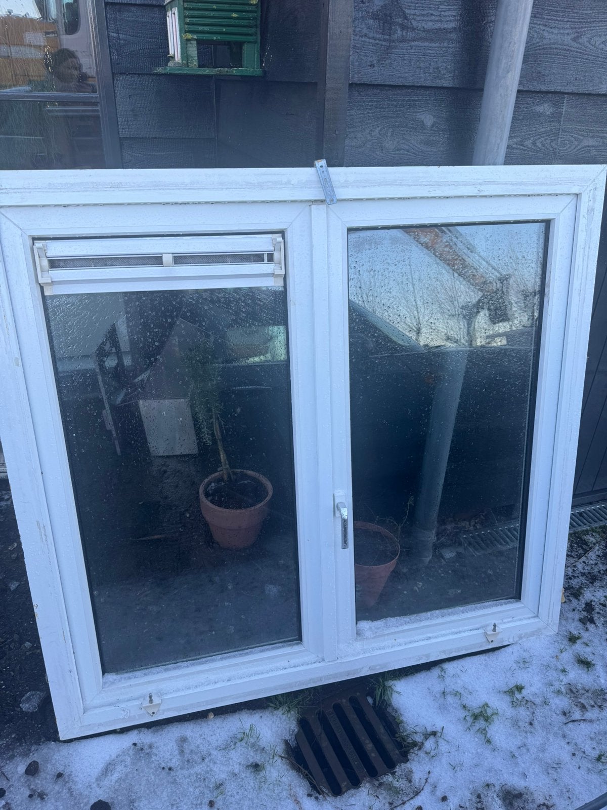 Gebruikt raam met dubbelglas en ventilatierooster, Doe-het-zelf en Verbouw, Glas en Ramen, Ophalen, Gevelraam of Ruit, Gebruikt