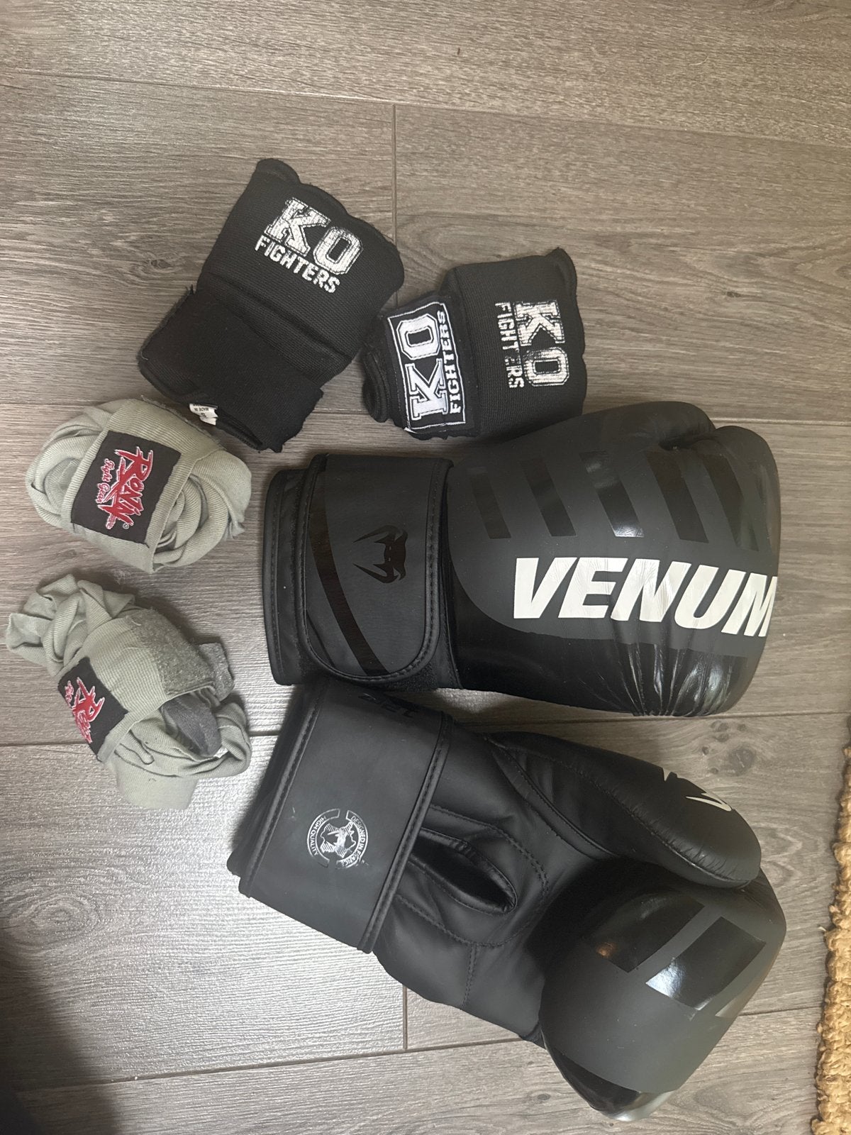 Venum bokshandschoenen en bandages - Weinig gebruikt, Ophalen of Verzenden, Zo goed als nieuw, Bokshandschoenen