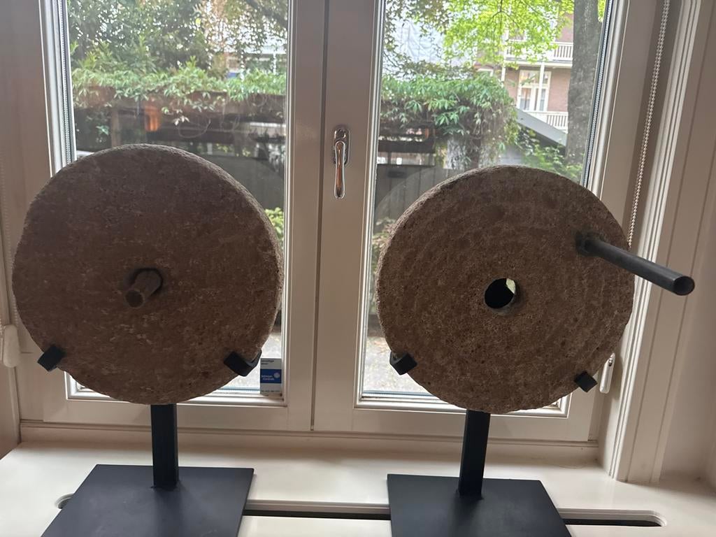 Decoratieve Molenstenen op Standaard - Set van 2, Ophalen, Zo goed als nieuw