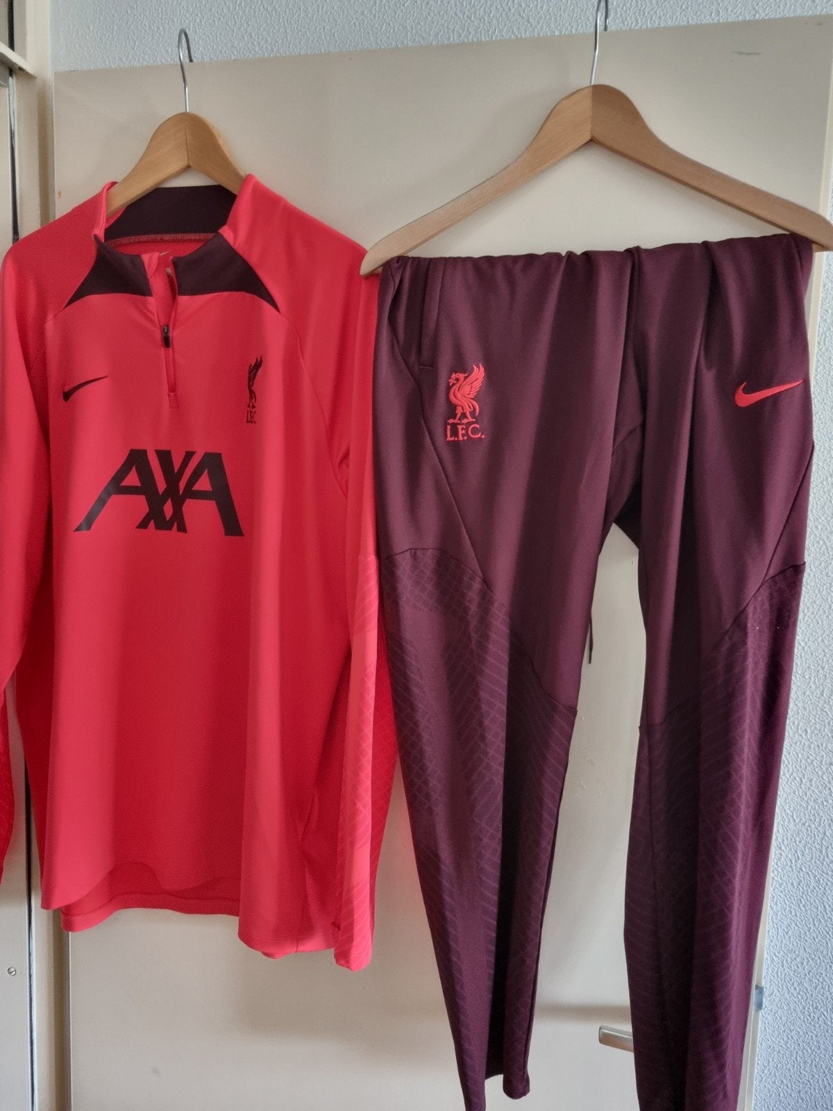 Liverpool Trainingspak T-shirt Lange Mouwen & Broek Maat 2XL, Ophalen