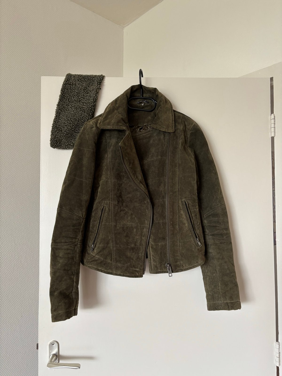 Zo goed als nieuw suède-look jasje met afneembaar bont, Kleding | Dames, Jassen | Winter, Ophalen of Verzenden, Zo goed als nieuw