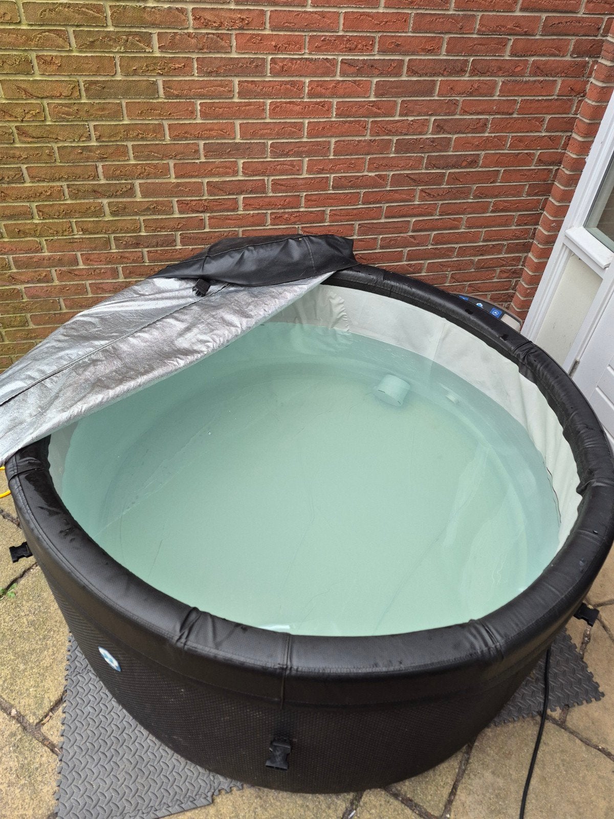 Netspa vita 4 personen jacuzzi met afdekzeil en pomp, Ophalen, Gebruikt, Afdekzeil