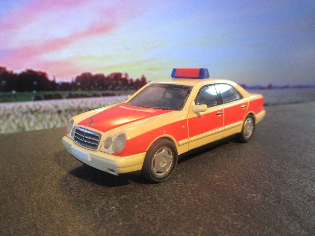 1/43 Mercedes Benz W210 E-Class Notarzt Ambulance, Hobby en Vrije tijd, Ophalen of Verzenden, Zo goed als nieuw, Auto, Overige merken