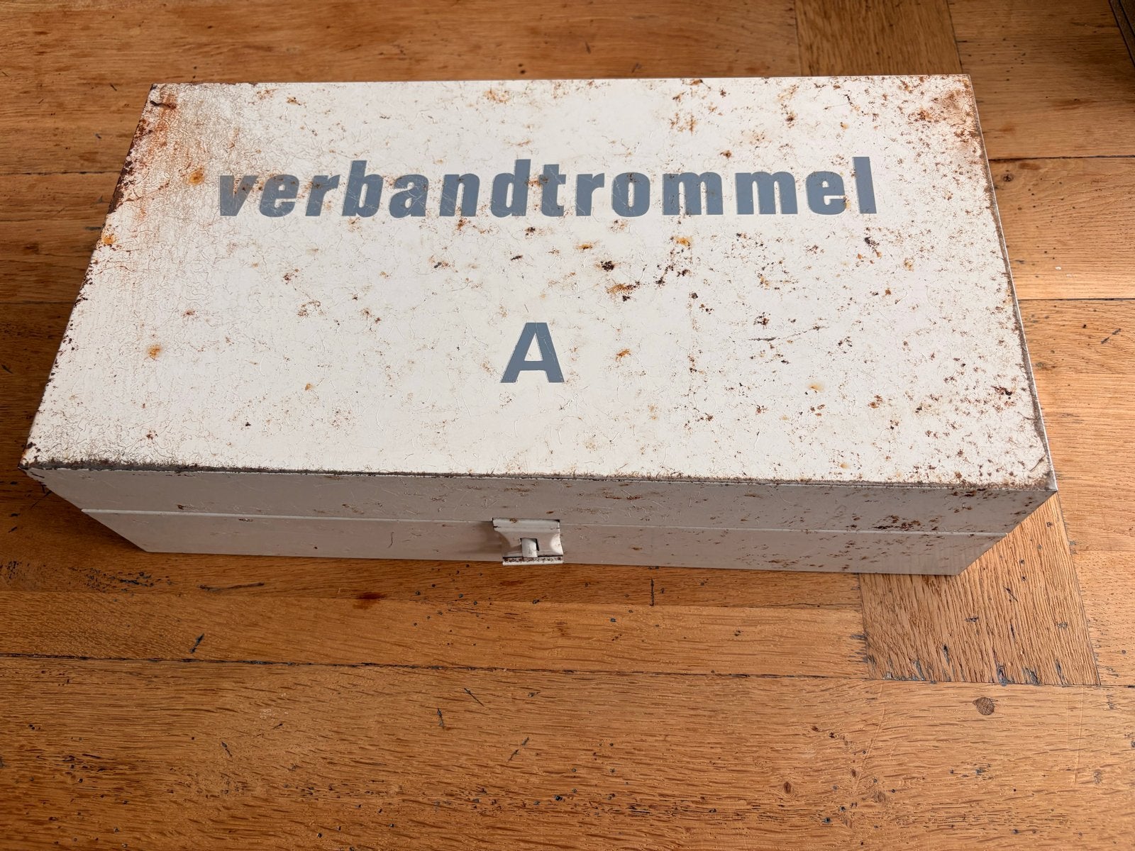 Vintage brocante ijzeren EHBO koffer verbandtrommel, Antiek en Kunst, Ophalen of Verzenden