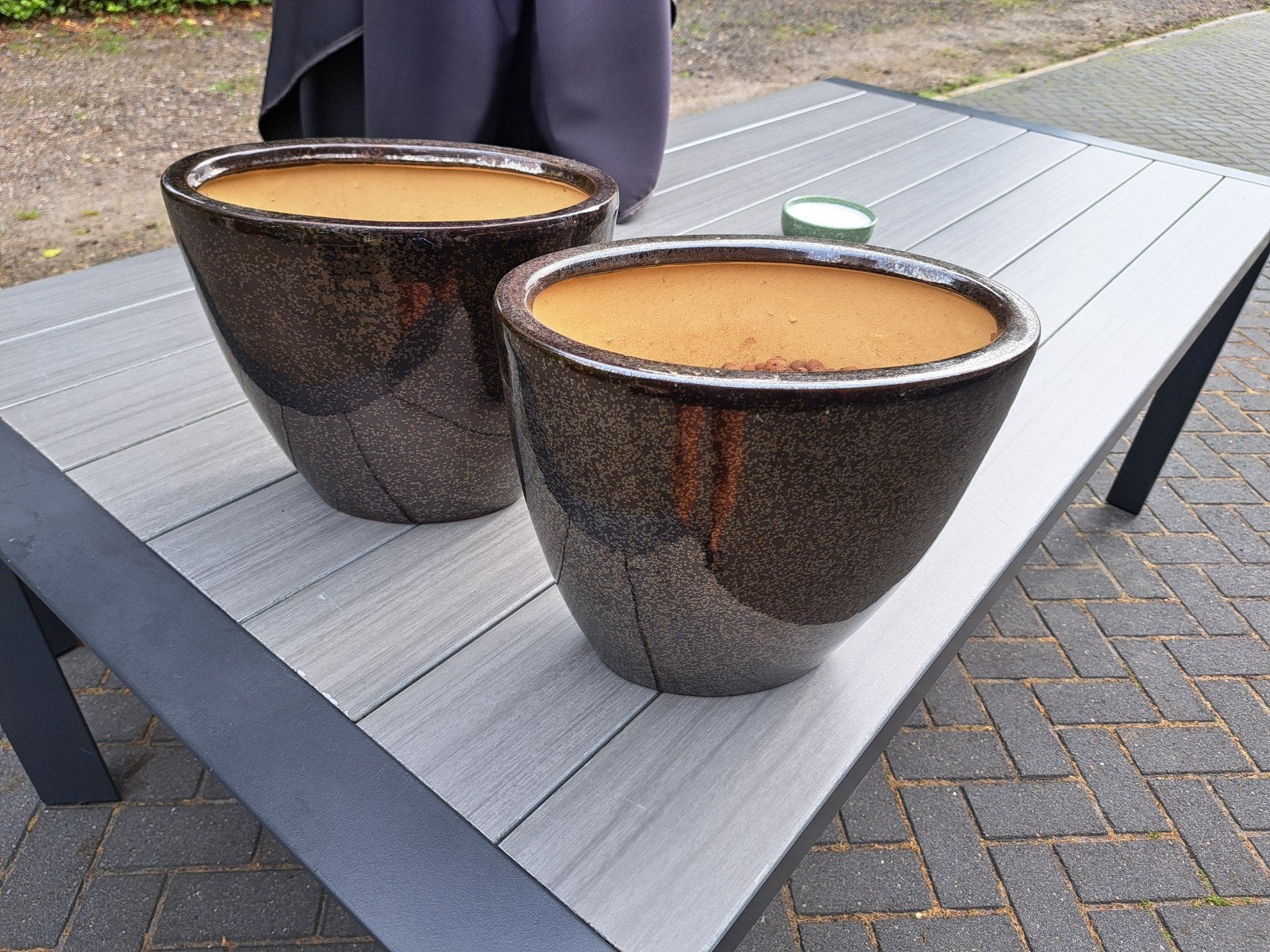 Set van 2 stijlvolle bloempotten - Donkerbruin, Rond, Zo goed als nieuw, Minder dan 40 cm, Balkon