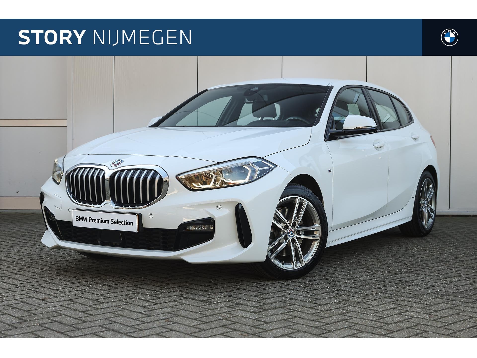 BMW 1SERIE 118i M Sport Automaat / Sportstoelen / M Sportond, Auto's, BMW, 12 maanden, 136 pk, Gebruikt, Leder en Stof