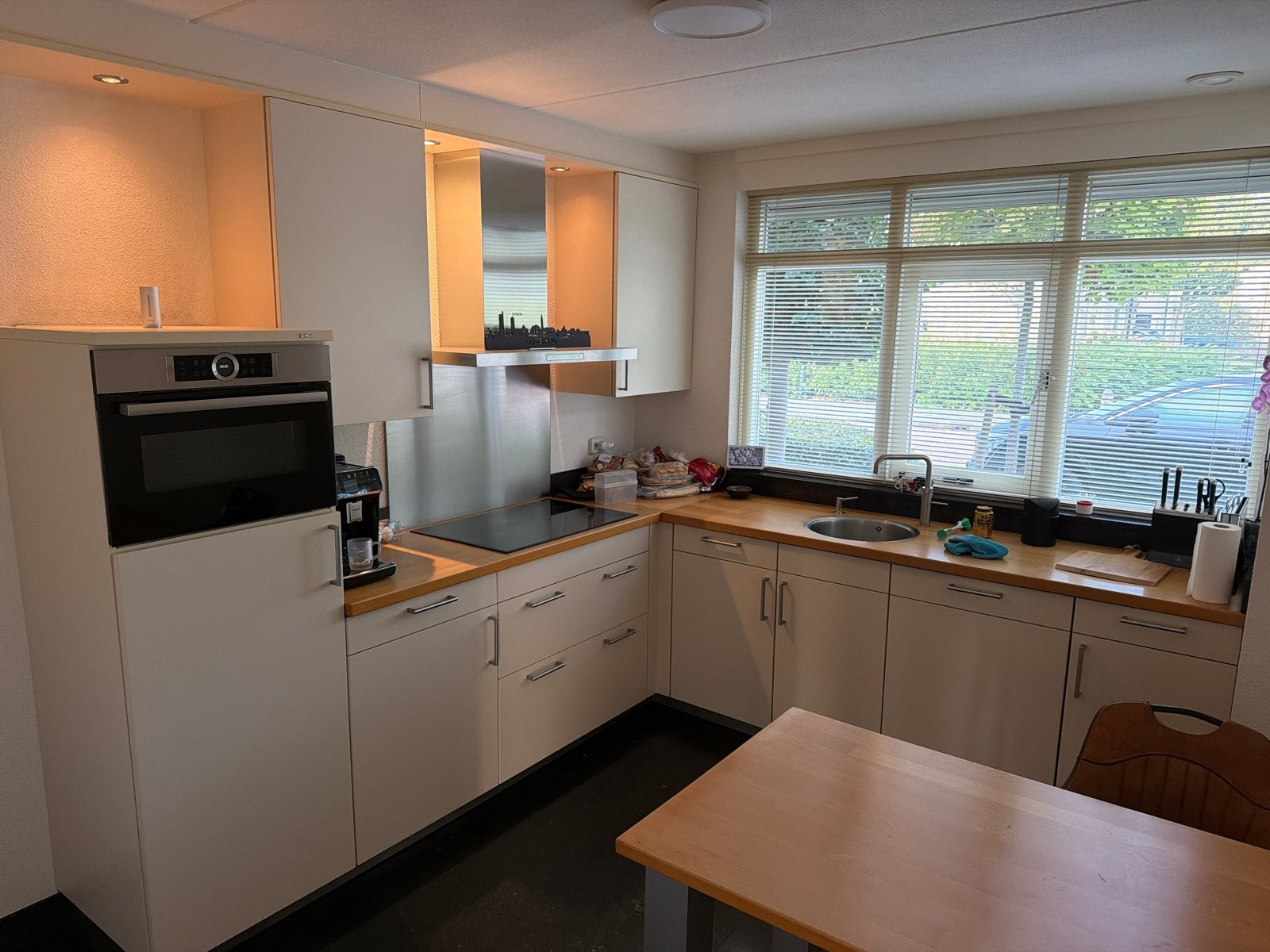 Complete hoekkeuken met Bosch oven en AEG inductieplaat