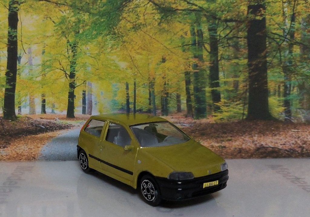 1:43 Fiat Punto 1; 3-door hatchback 1993; Bburago: 1027, Ophalen of Verzenden, Gebruikt, Auto, Overige merken