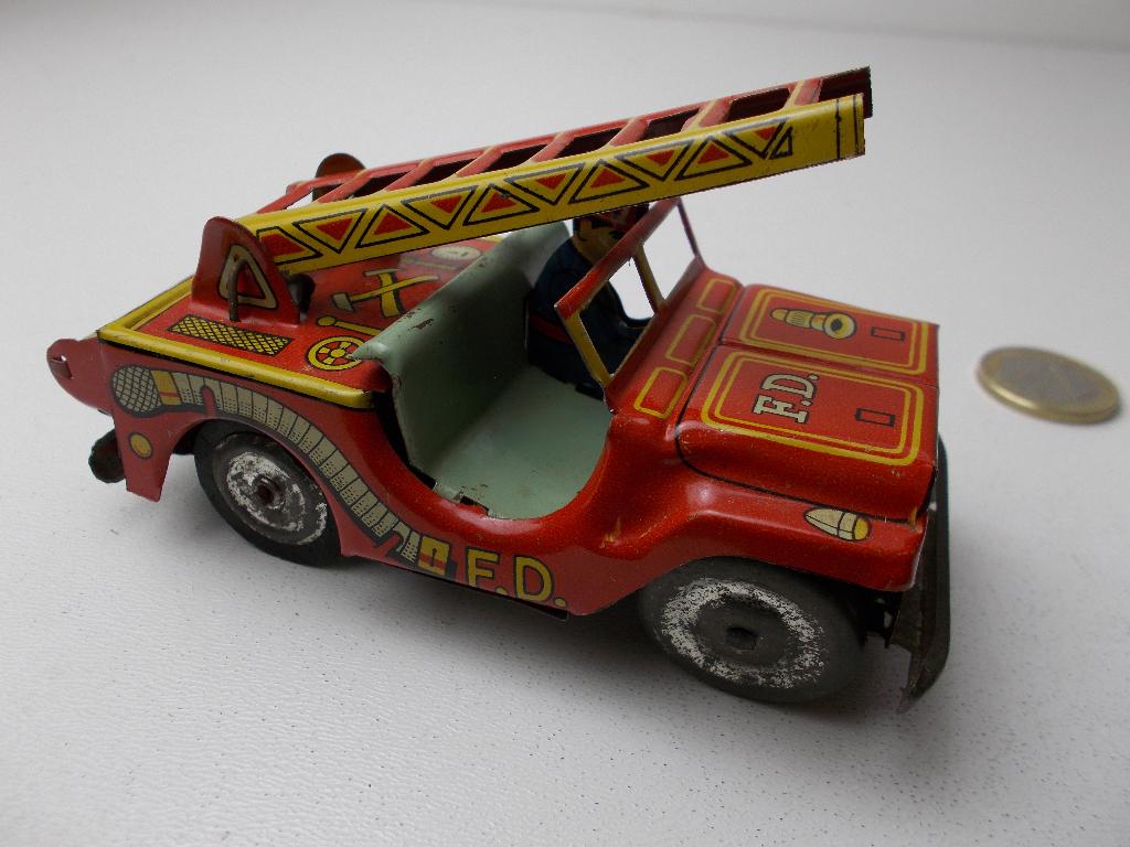 Jr 50/60 JAPAN. BLIKKEN FIRE CHIEF's JEEP + DRIVER + LADDER!, Antiek en Kunst, Ophalen of Verzenden