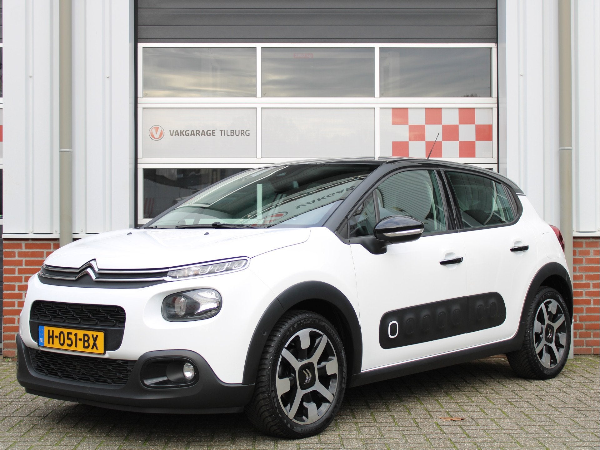 Citroën C3 1.2 PureTech 110PK S&S Business Automaat /NAVI/P, Auto's, Dealer onderhouden, Gebruikt, Euro 6, 1199 cc