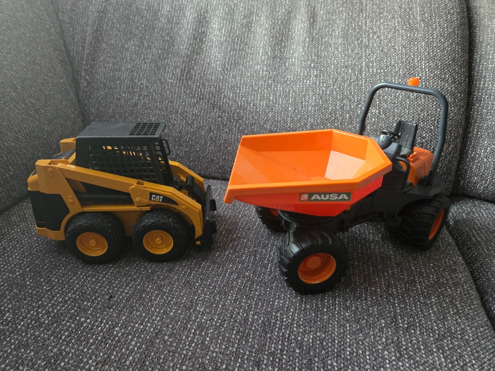 Bruder speelgoedauto's: CAT shovel en AUSA kiepwagen, Ophalen of Verzenden, Gebruikt
