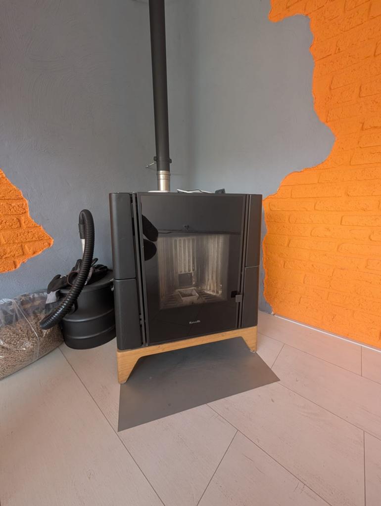 Ravelli Aria Pelletkachel (6 kW) uit 2019, Ophalen, Zo goed als nieuw, Vrijstaande haard, Houthaard