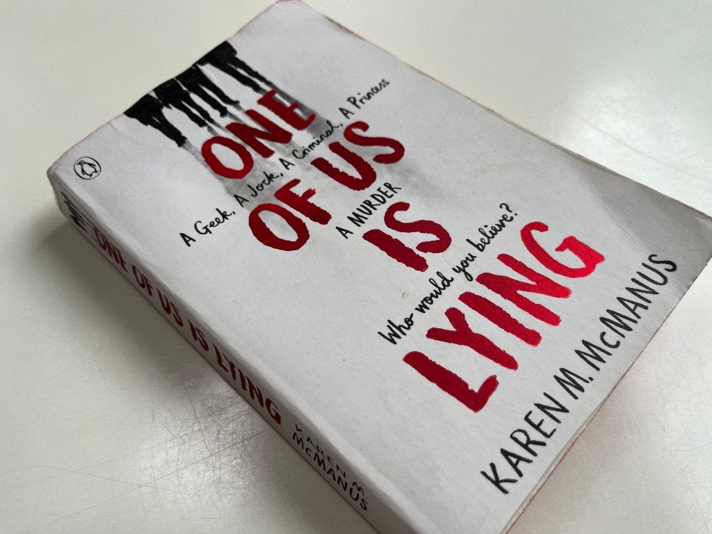 One of Us is Lying - Karen M. McManus (Engelstalig), Gelezen, Ophalen of Verzenden, Karen M. McManus, Amerika