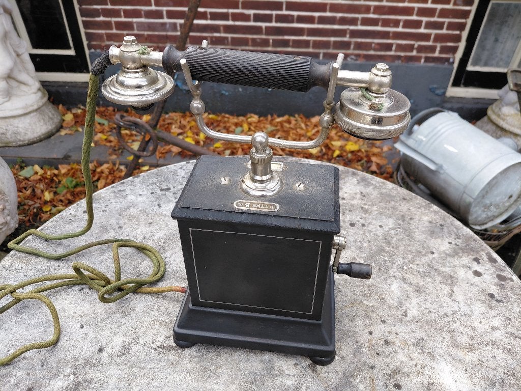Antieke zwarte slingertelefoon merk Ericsson., Verzenden
