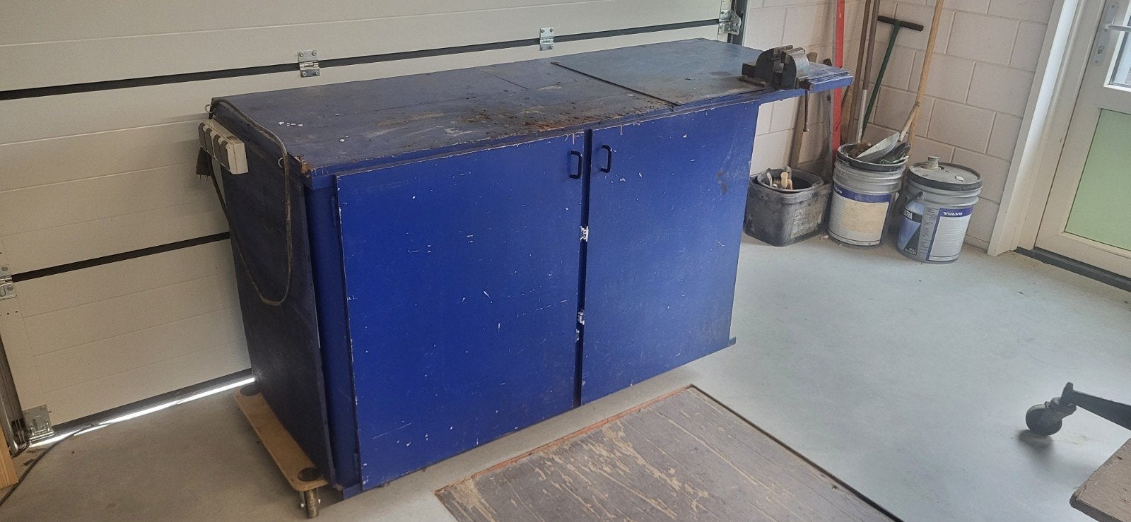 Degelijke zware werkbank met bankschroef en opbergruimte, Doe-het-zelf en Verbouw, Ophalen, Gebruikt, Bankschroef
