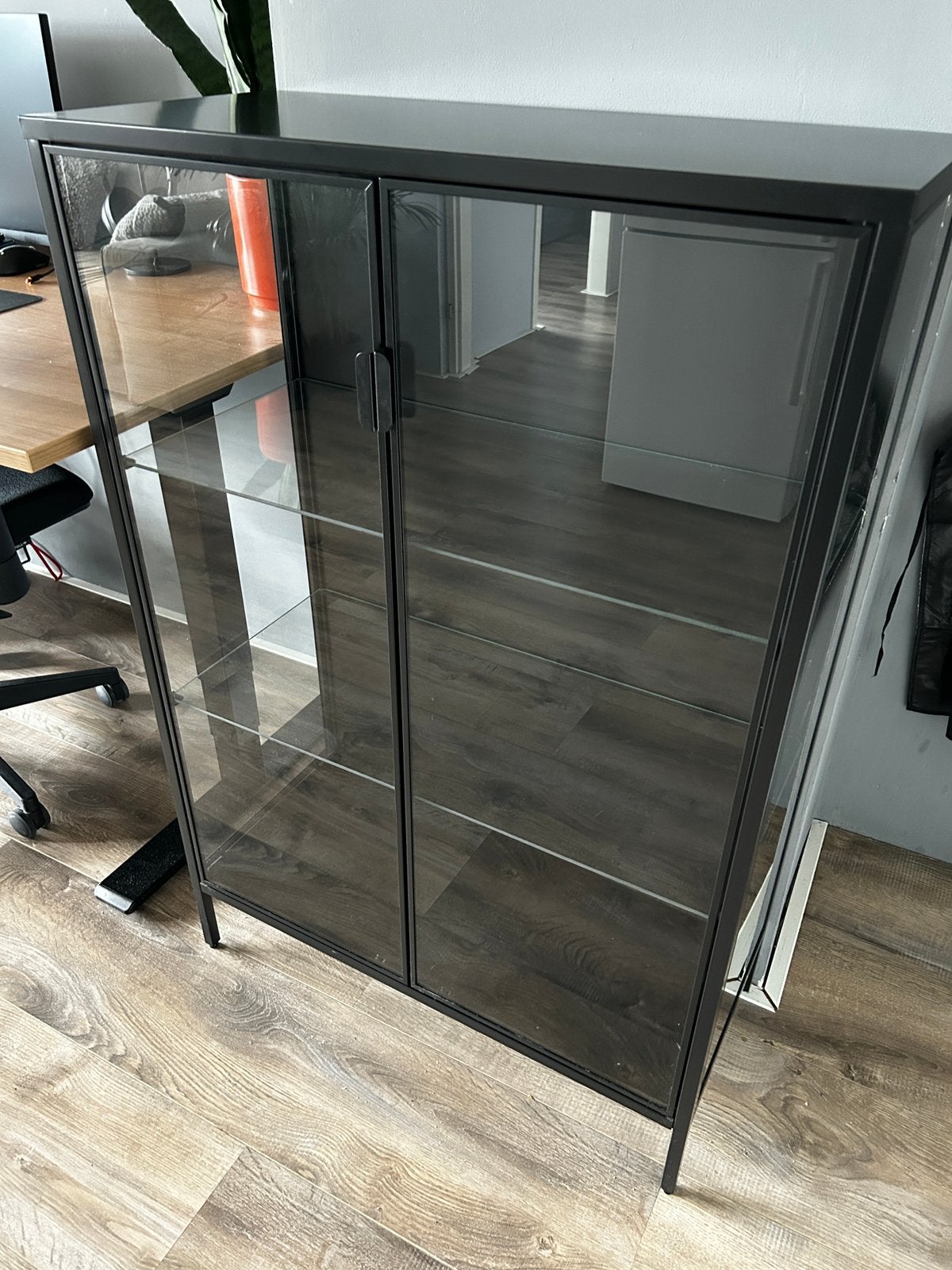 Zwarte vitrinekast, Huis en Inrichting, Kasten | Vitrinekasten, Ophalen, 100 tot 150 cm, 50 tot 100 cm, Zo goed als nieuw