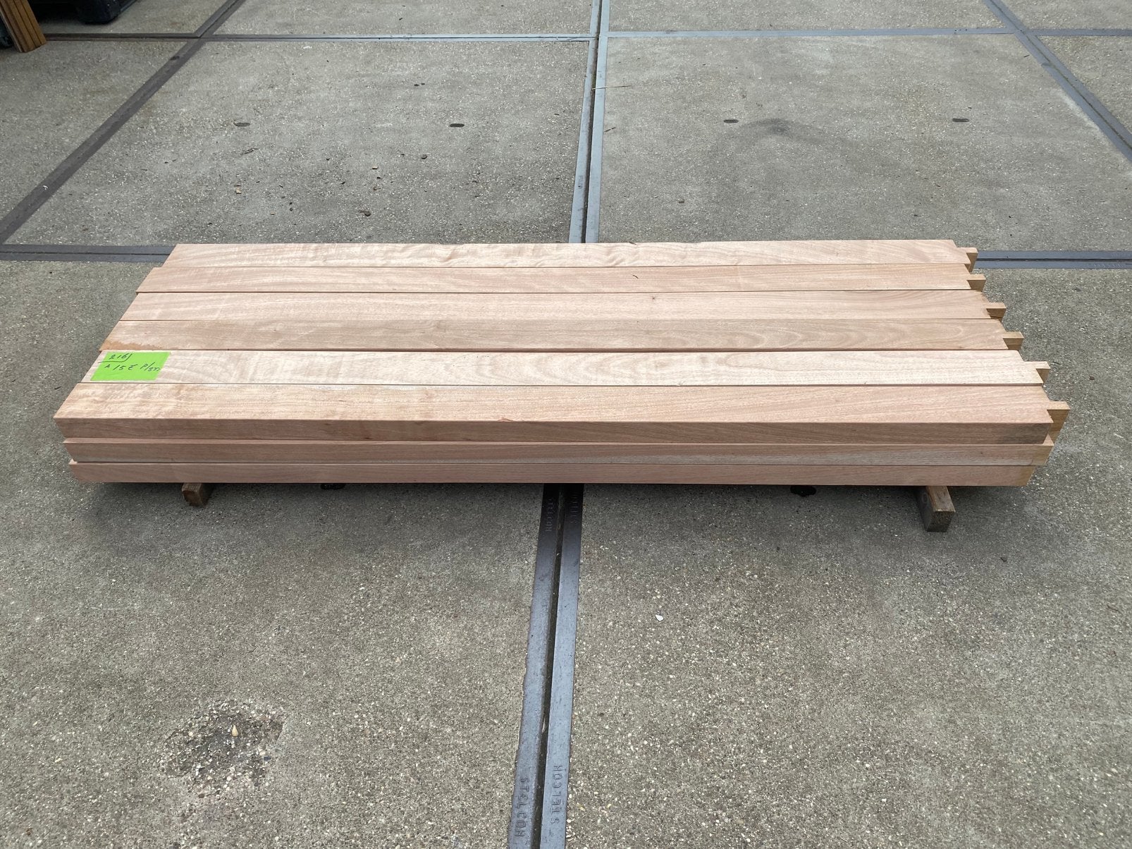216. Meranti balken geschaafd., Ophalen, Zo goed als nieuw, Hout