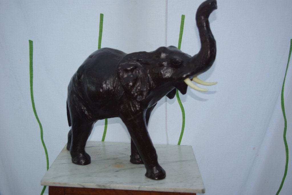 Grote vintage olifant van leer, met slagtanden, Antiek en Kunst, Ophalen, Overige onderwerpen, 50 - 100 cm, Handgemaakt