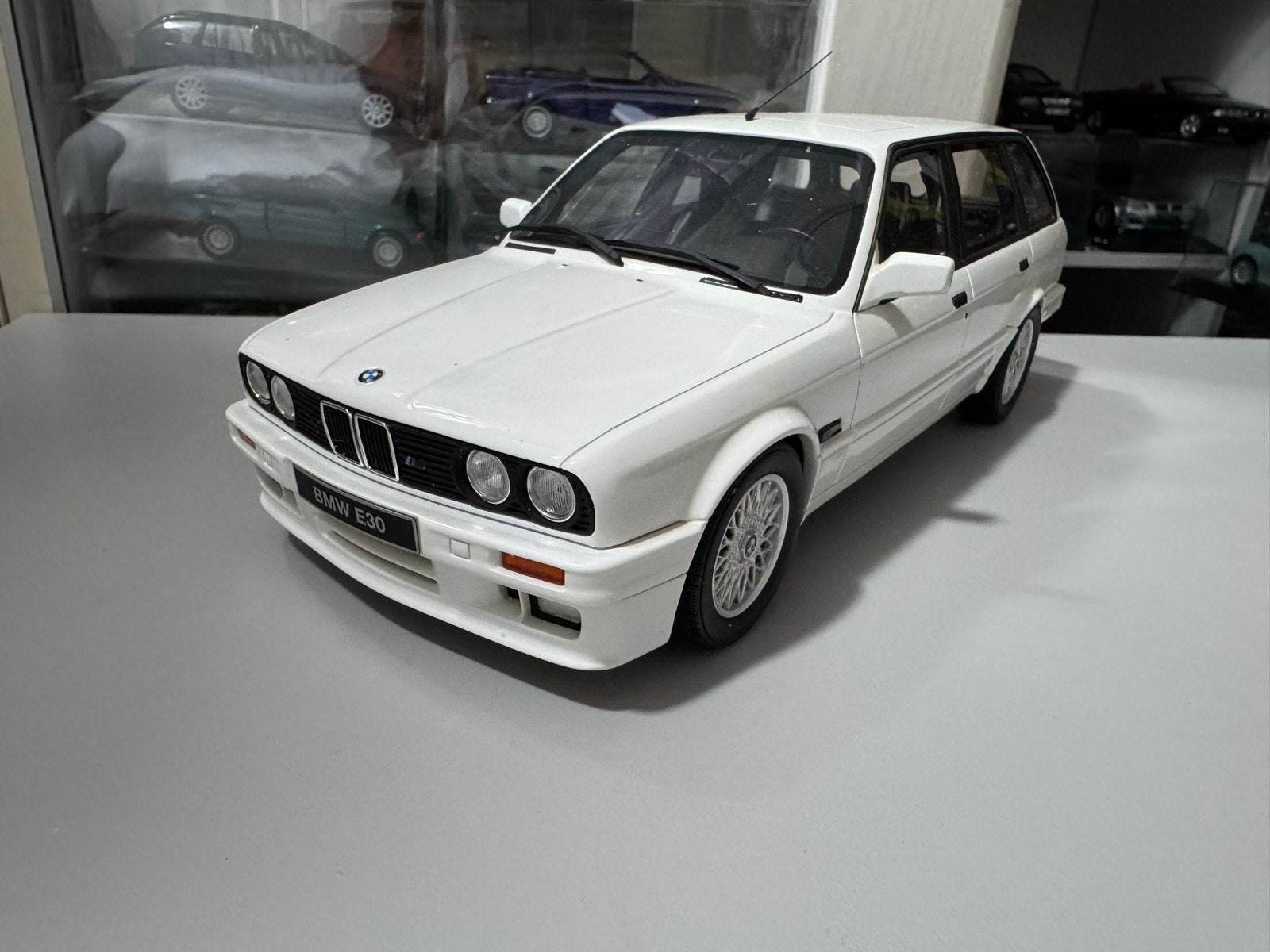 OttOMobile BMW E30 Touring M Pack 1/18 OT238, Ophalen, Zo goed als nieuw, Auto, OttOMobile