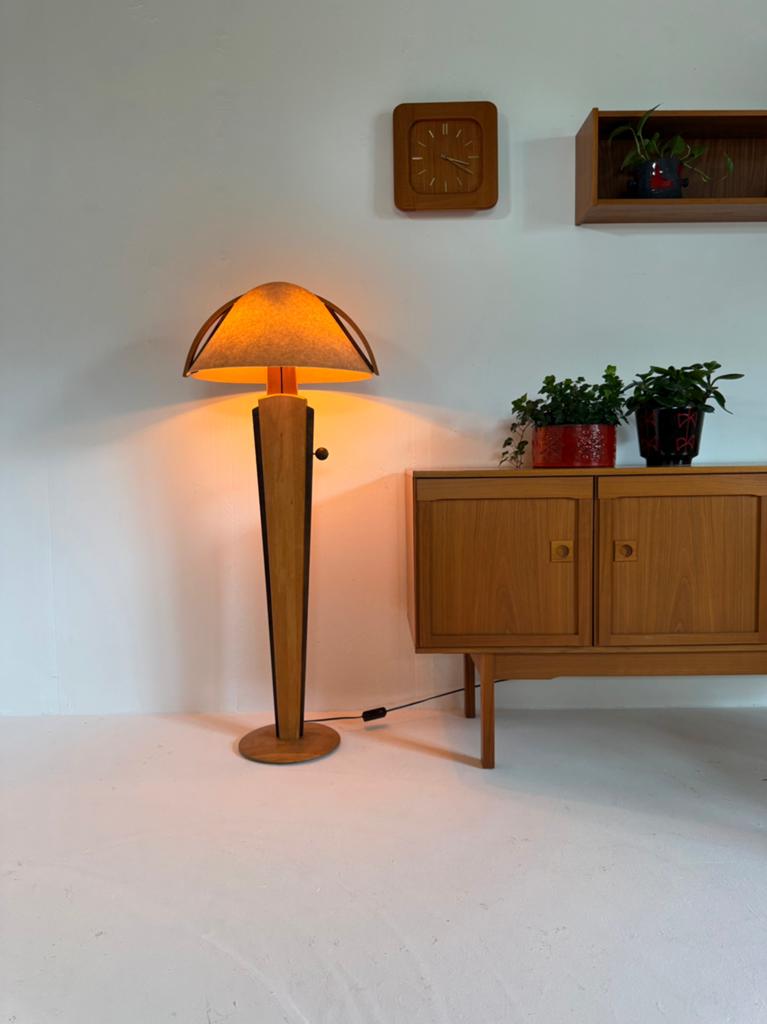 Vintage verstelbare elzenhouten vloerlamp, Domus ‘80, Gebruikt, Hout, Vintage retro buisframe design rotan webbing papercord deens