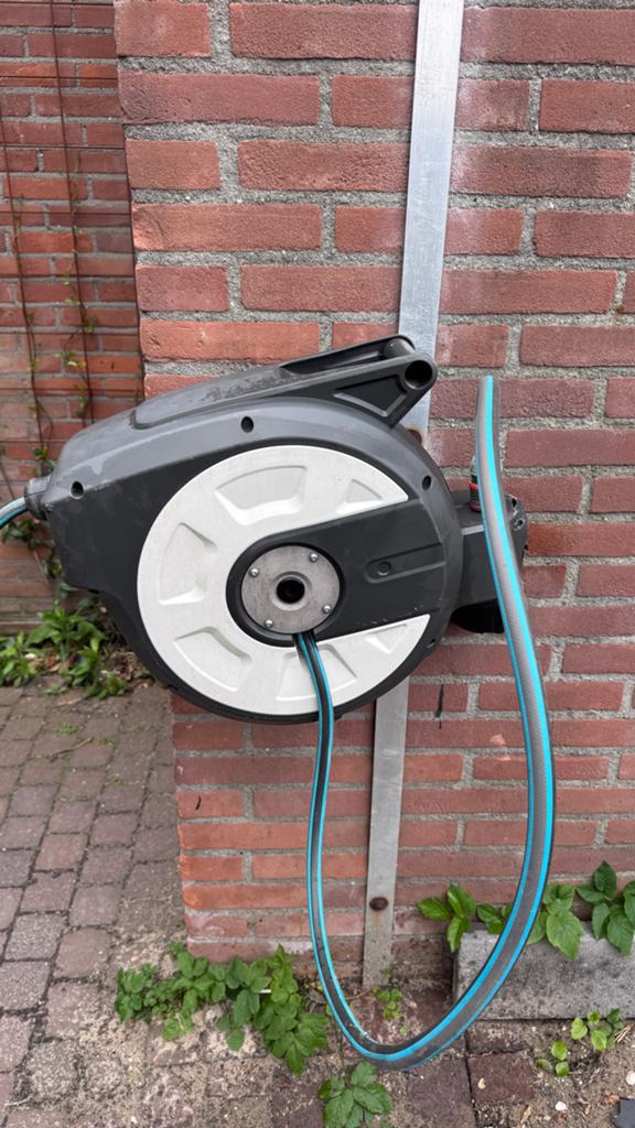 Gardena wandslangenbox roll-up 15M (ophanging defect), Ophalen of Verzenden, Gebruikt, Tuinslanghaspel
