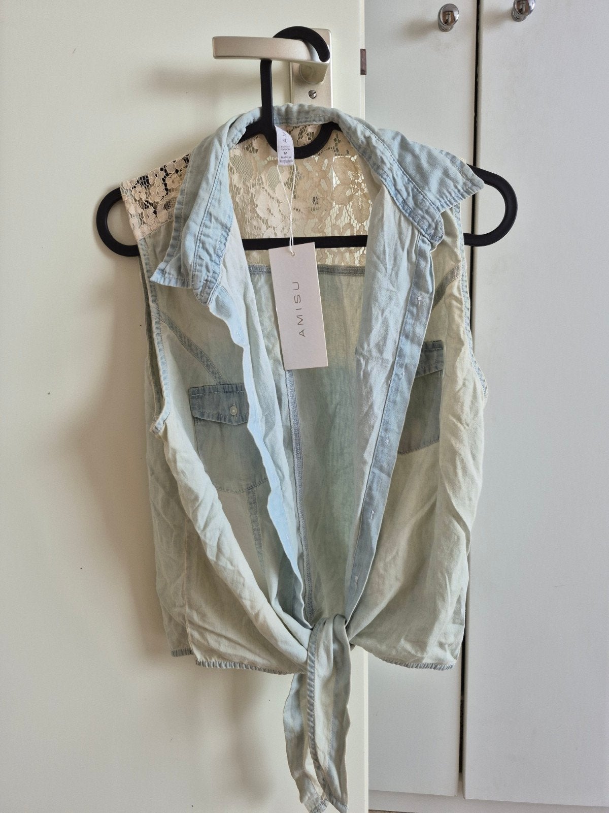 Amisu mouwloze denim blouse met kant, maat M, Maat 38/40 (M), Blauw, Nieuw, Ophalen of Verzenden