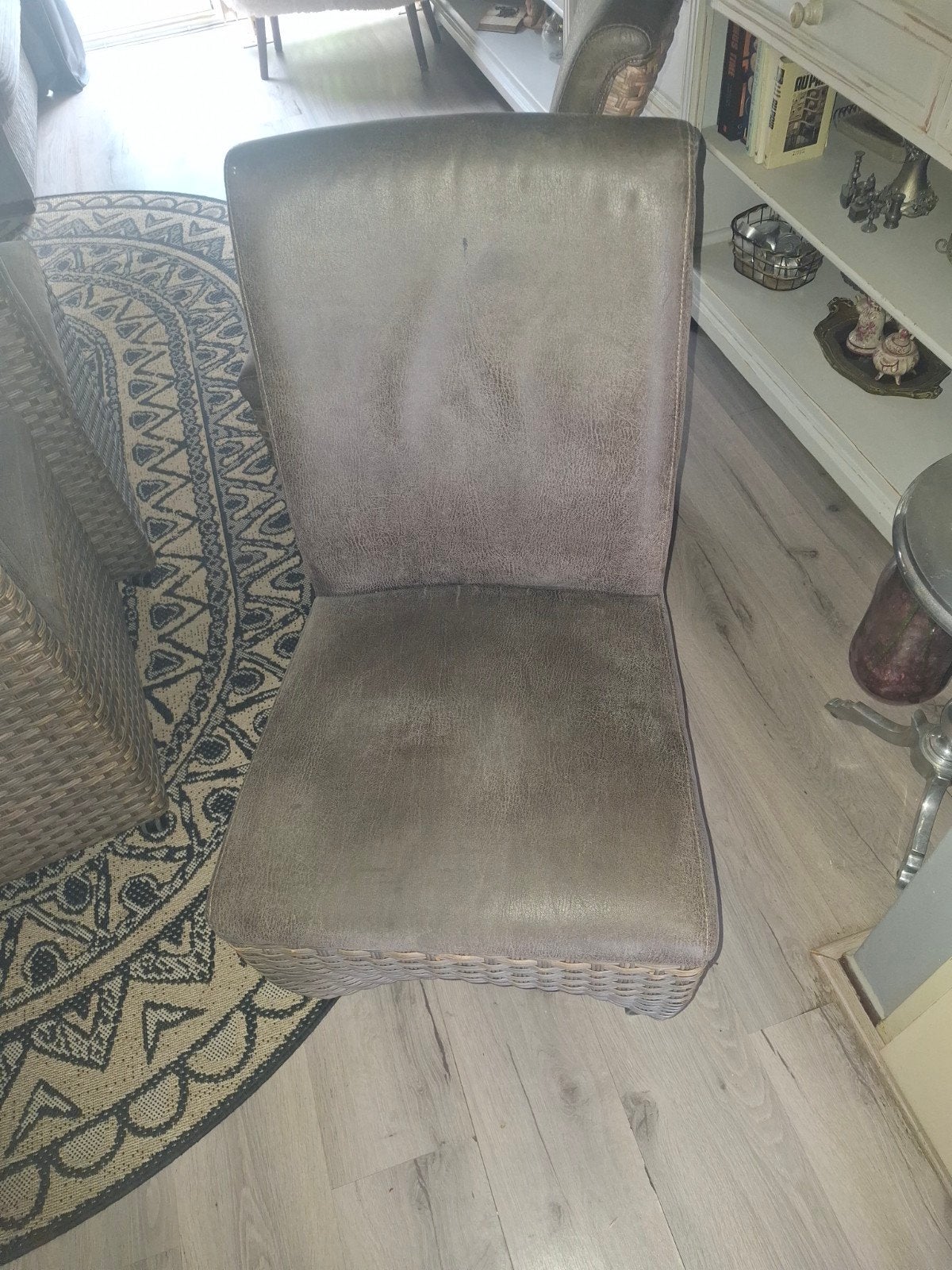 4 eetkamer stoelen op wieltjes  gratis, Ophalen, Gebruikt, Bruin, Leer