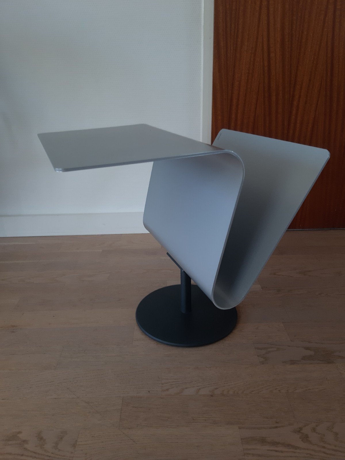 Design bijzettafel met lectuurbak - Pieperconcept Club, Ophalen, Gebruikt, Metaal, Modern