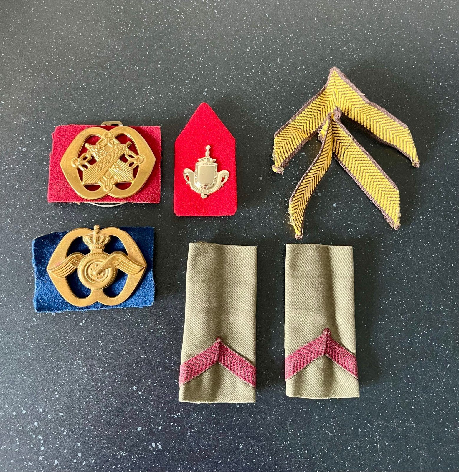 Diverse antieke militaire emblemen en insignes, Ophalen of Verzenden, Overige soorten, Overige gebieden, Embleem of Badge