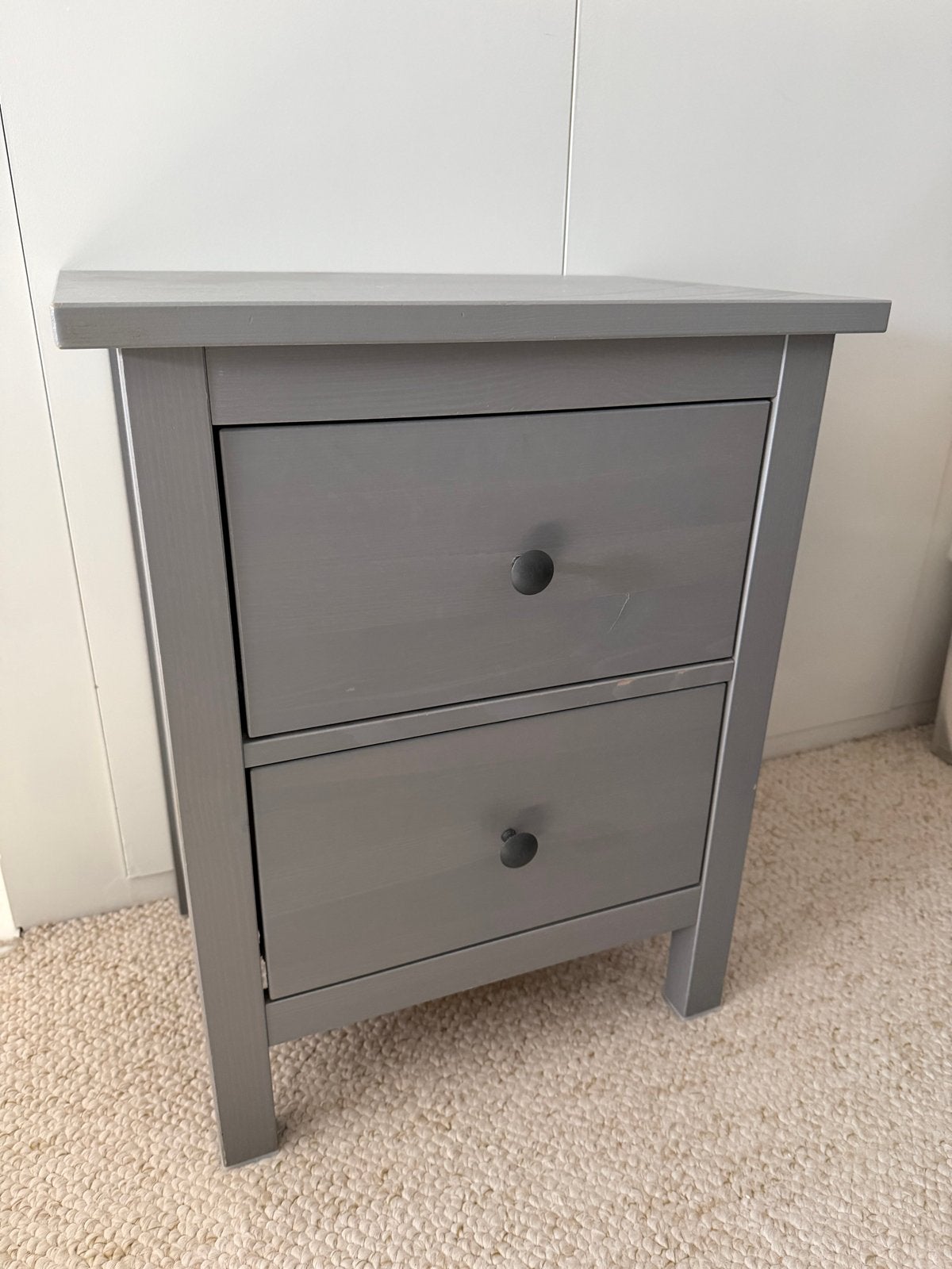 Ikea Hemnes Nachtkastje - Grijs met 2 lades, Huis en Inrichting, Slaapkamer | Nachtkastjes, Ophalen, Minder dan 45 cm, 55 tot 70 cm