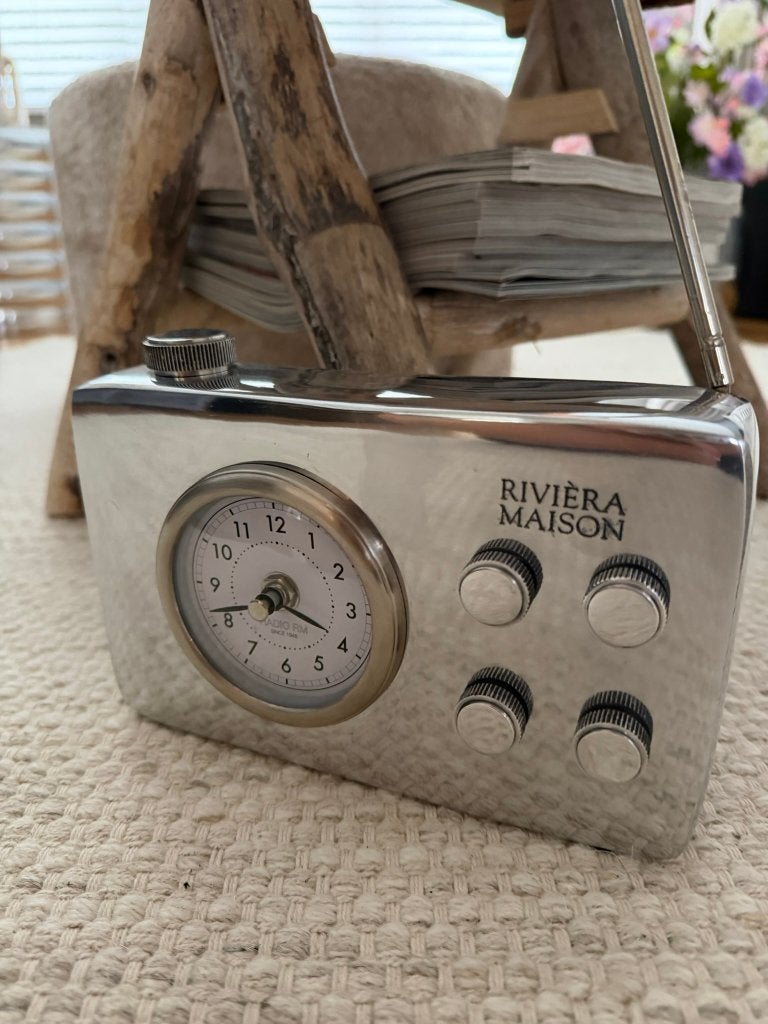 ZGAN > Aluminium Riviera Maison Klok / Radio met Antenne., Verzenden, Analoog, Zo goed als nieuw, Overige merken