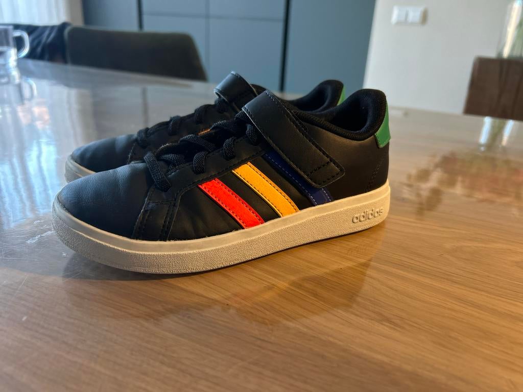 Gymschoenen Adidas maat 32 - Zwart met kleurrijke strepen, Kinderen en Baby's, Kinderkleding | Schoenen en Sokken, Ophalen, Gebruikt