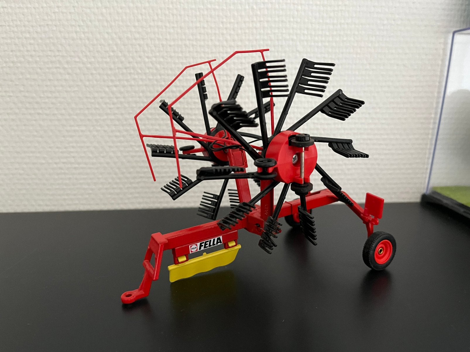 Fella hark, Hobby en Vrije tijd, Modelauto's | 1:32, Gebruikt, Tractor of Landbouw, SIKU, Ophalen of Verzenden