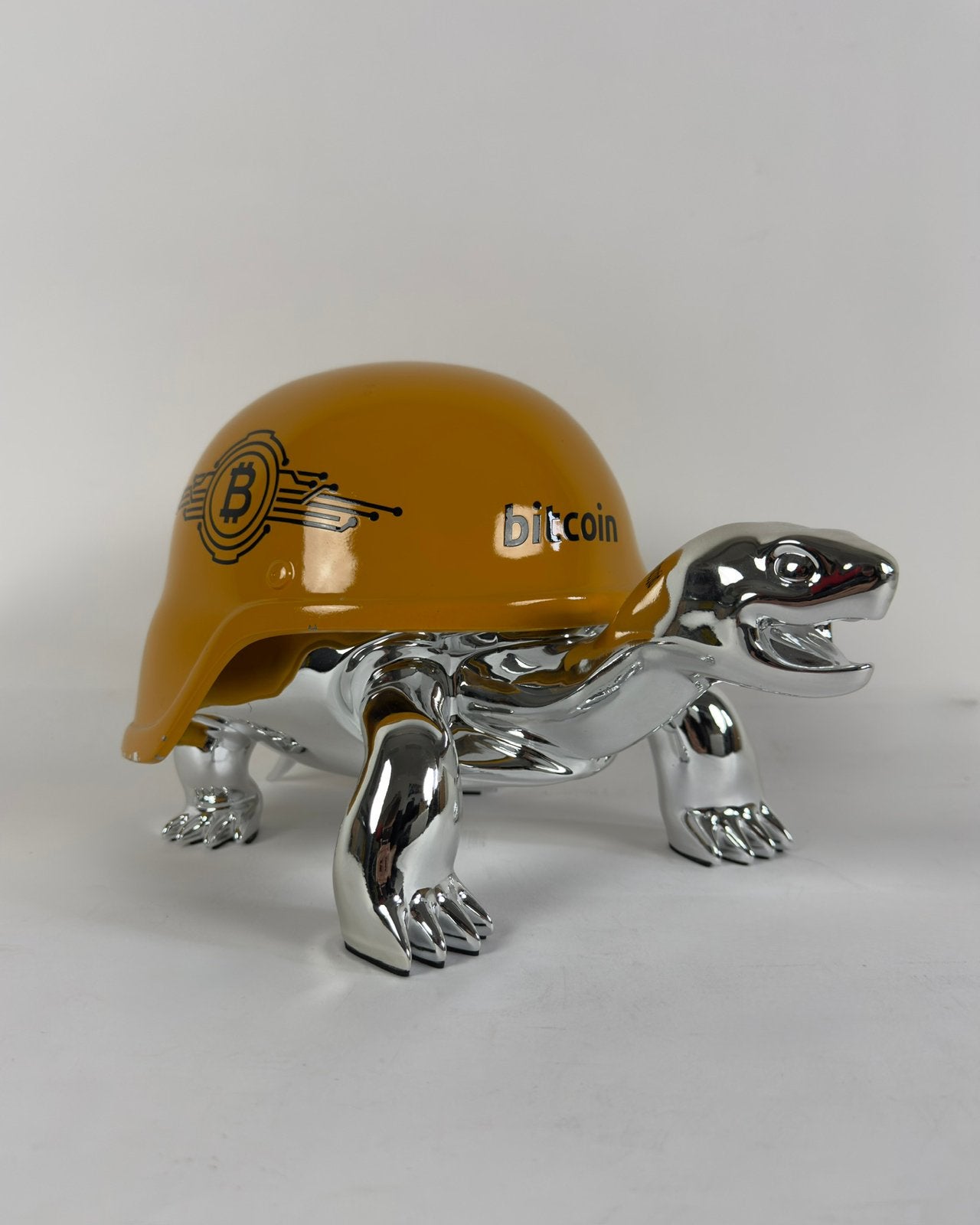 Diederik van Apple - Golden Peace Turtle Bitcoin, Gesigneerd, Pop/figuur, Overige materialen, 25 cm