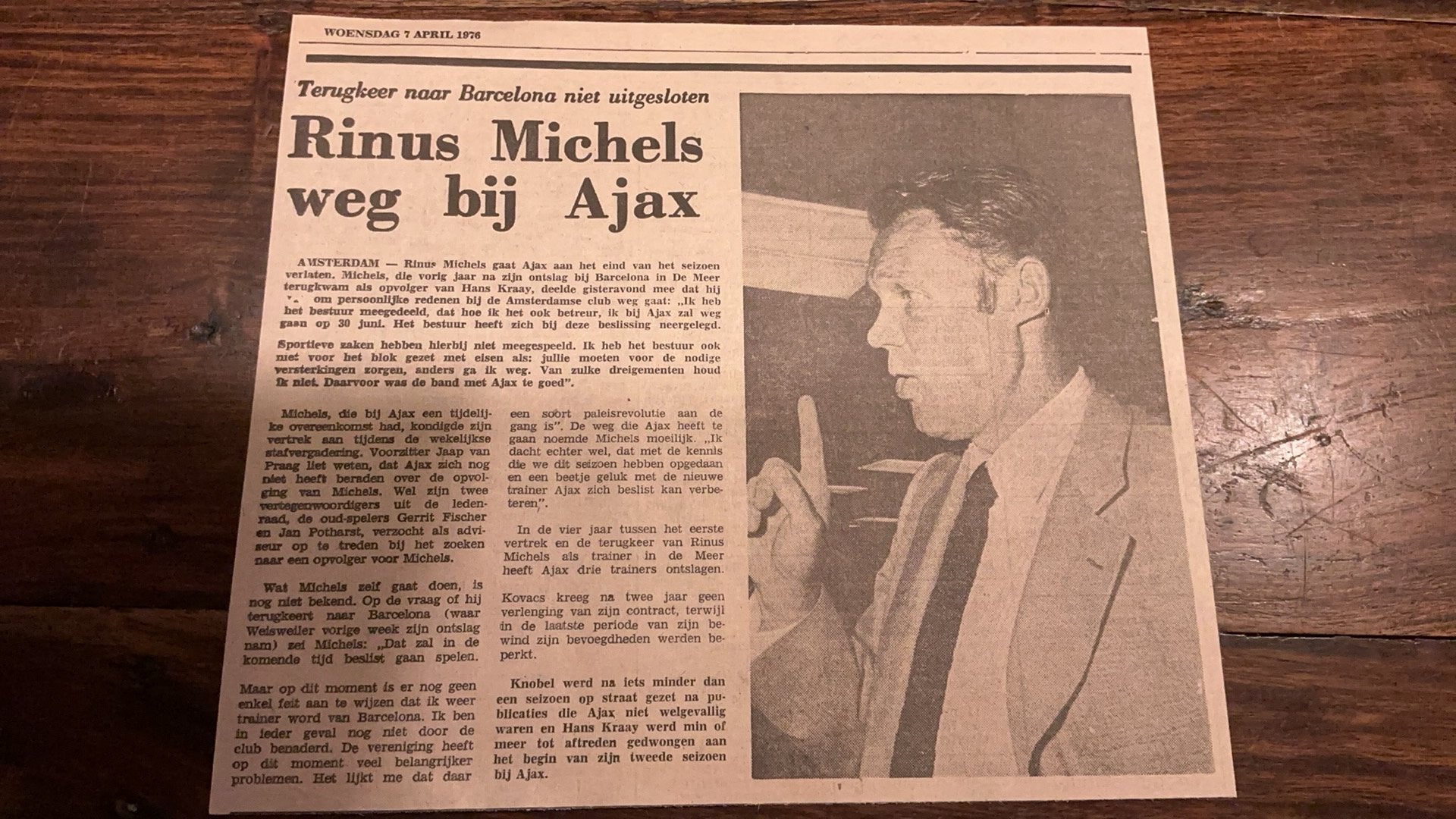 Voetbal krantenartikel Rinus Michels weg bij Ajax april 1976, Ophalen of Verzenden, Knipsel(s)