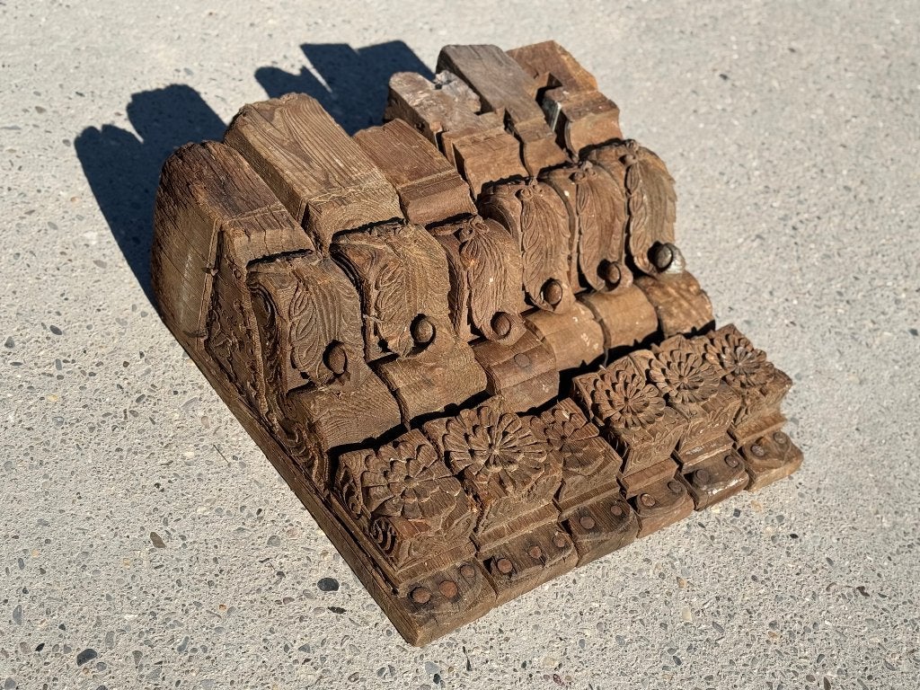 6 antieke houten ornamenten met houtsnijwerk.