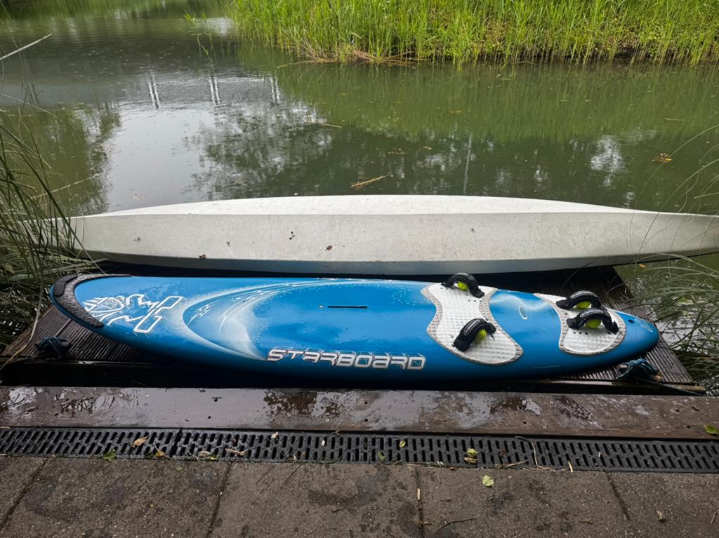 Wind surfboard: starboard carve 121 liter, gebruikte staat, Watersport en Boten, Ophalen, Met voetbanden, 250 tot 300 cm, Gebruikt