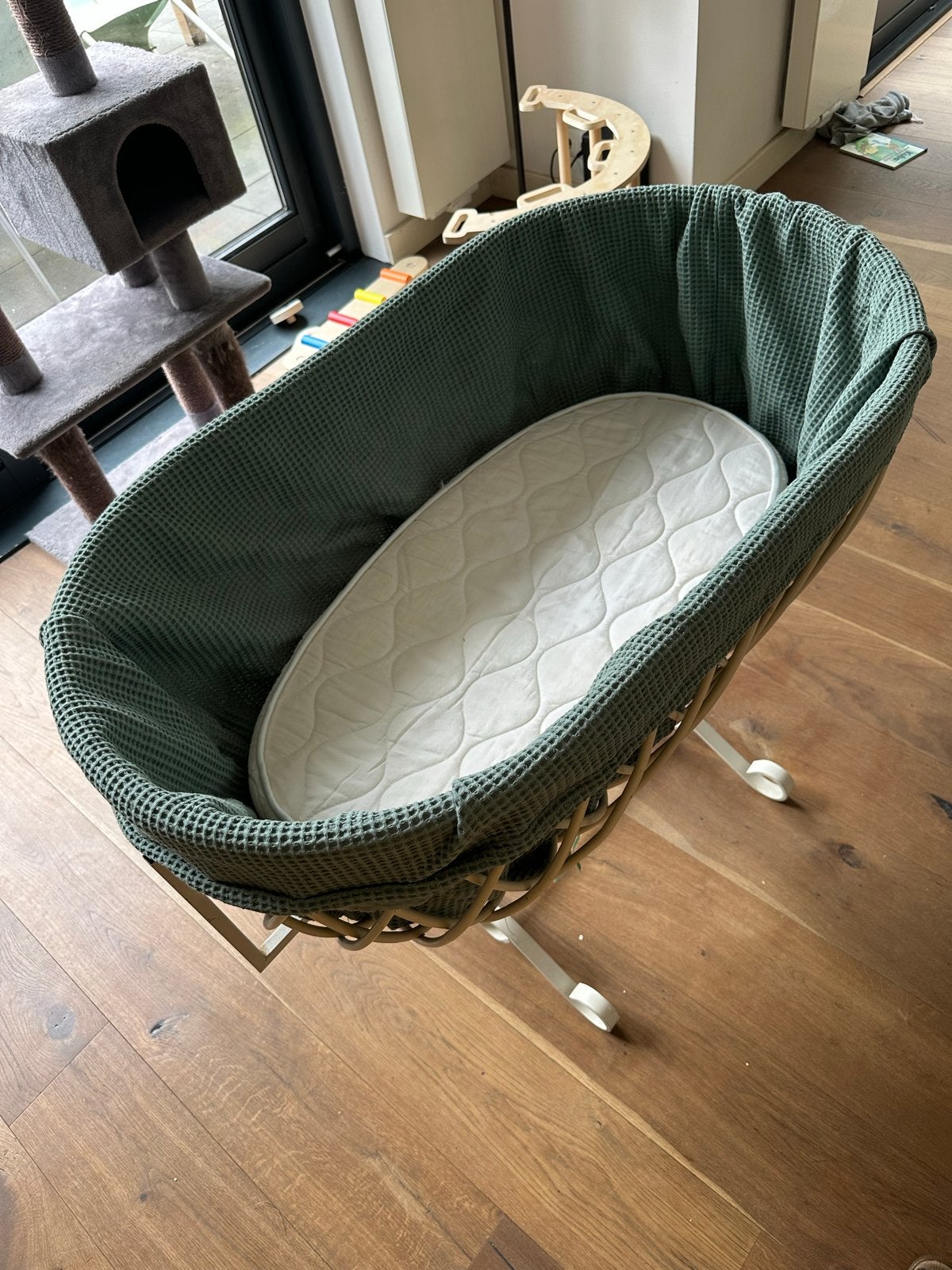 Rotan wieg met ijzeren onderstel, wit, Kinderen en Baby's, Babywiegjes en Ledikanten, Ophalen, Gebruikt, Wieg