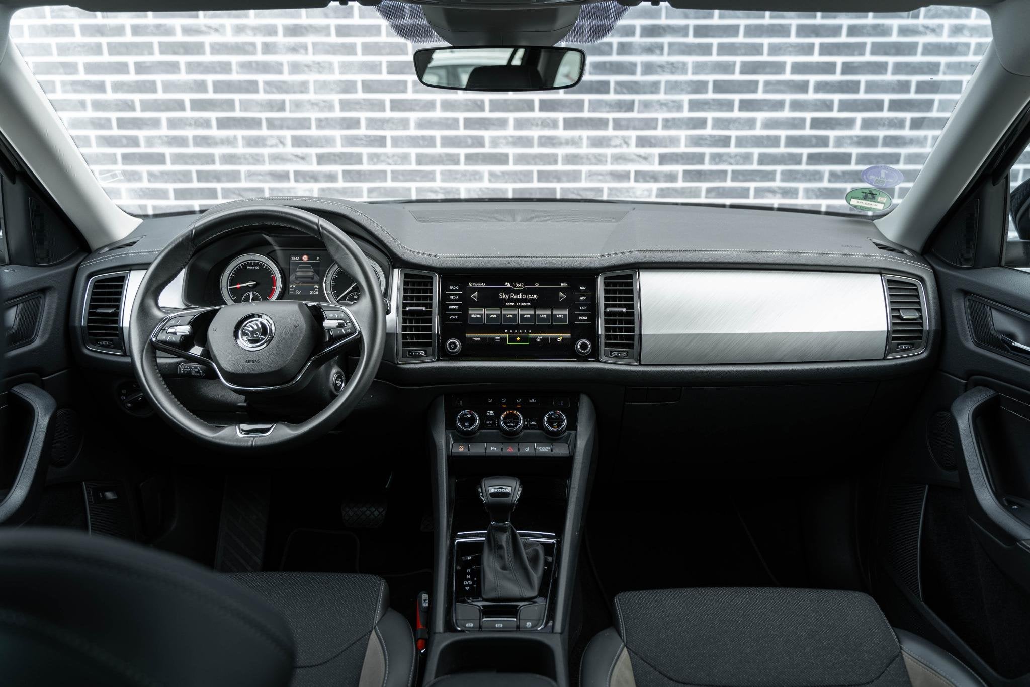 Skoda Kodiaq 1.5 TSI DSG Business Edition | Achteruitrijcame, Auto's, Skoda, 4 cilinders, 150 pk, Leder en Stof, Zwart