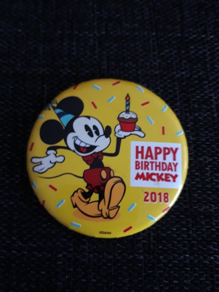 Zeldzame button Mickey Mouse birthday Walt Disney World 2018, Verzamelen, Disney, Ophalen of Verzenden, Mickey Mouse, Zo goed als nieuw