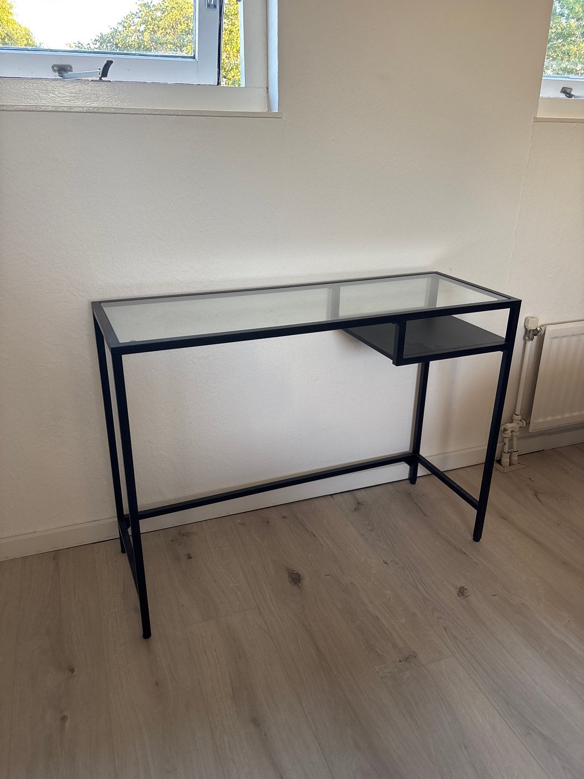IKEA VITTSJÖ bureau/kastje met glasplaat en metalen frame, Huis en Inrichting, Gebruikt, Ophalen of Verzenden, IKEA, Modern