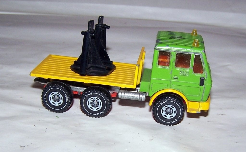 SIKU 2229 Mercedes truck. Izgs., Hobby en Vrije tijd, Modelauto's | 1:50, Ophalen of Verzenden, Zo goed als nieuw, Bus of Vrachtwagen