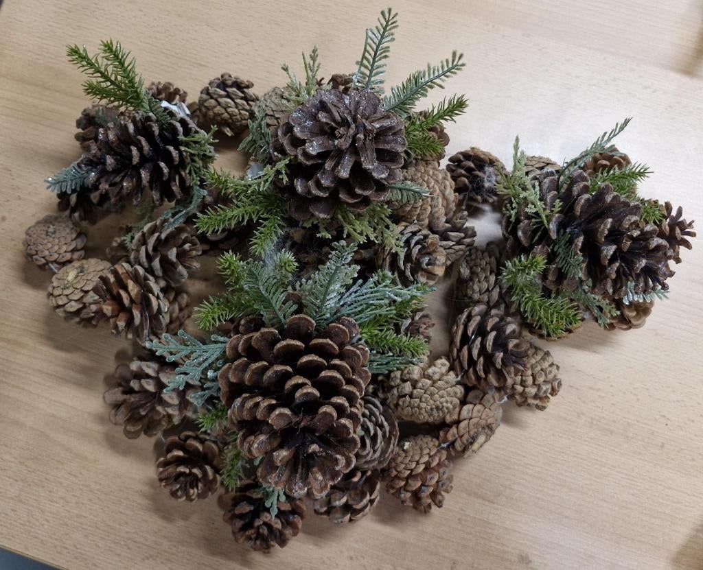 herfstdecoratie-2 dennenappelsslingers+ 4 losse dennenappels, Verzenden, Nieuw