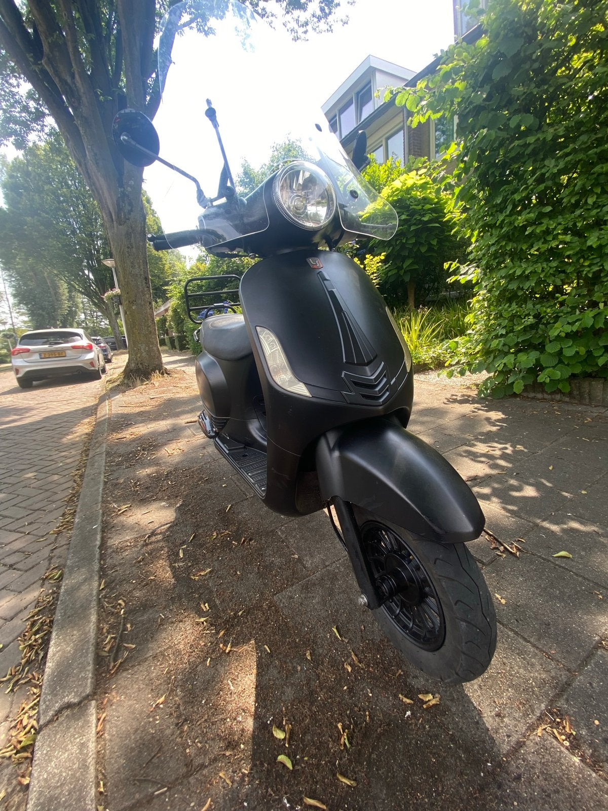 Matzwarte scooter met windscherm, Fietsen en Brommers, Snorfietsen en Snorscooters, Ophalen, Gebruikt, Benzine, Overige merken