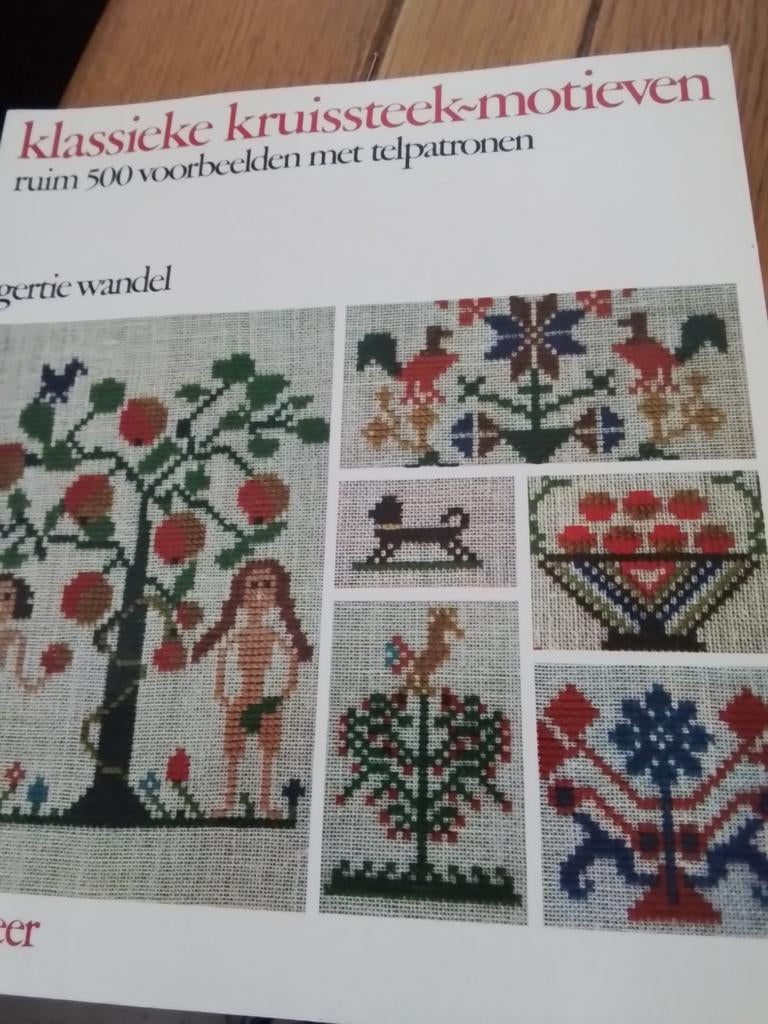Klassieke Kruissteekmotieven - Ruim 500 Voorbeelden, Hobby en Vrije tijd, Borduren en Borduurmachines, Ophalen of Verzenden, Zo goed als nieuw