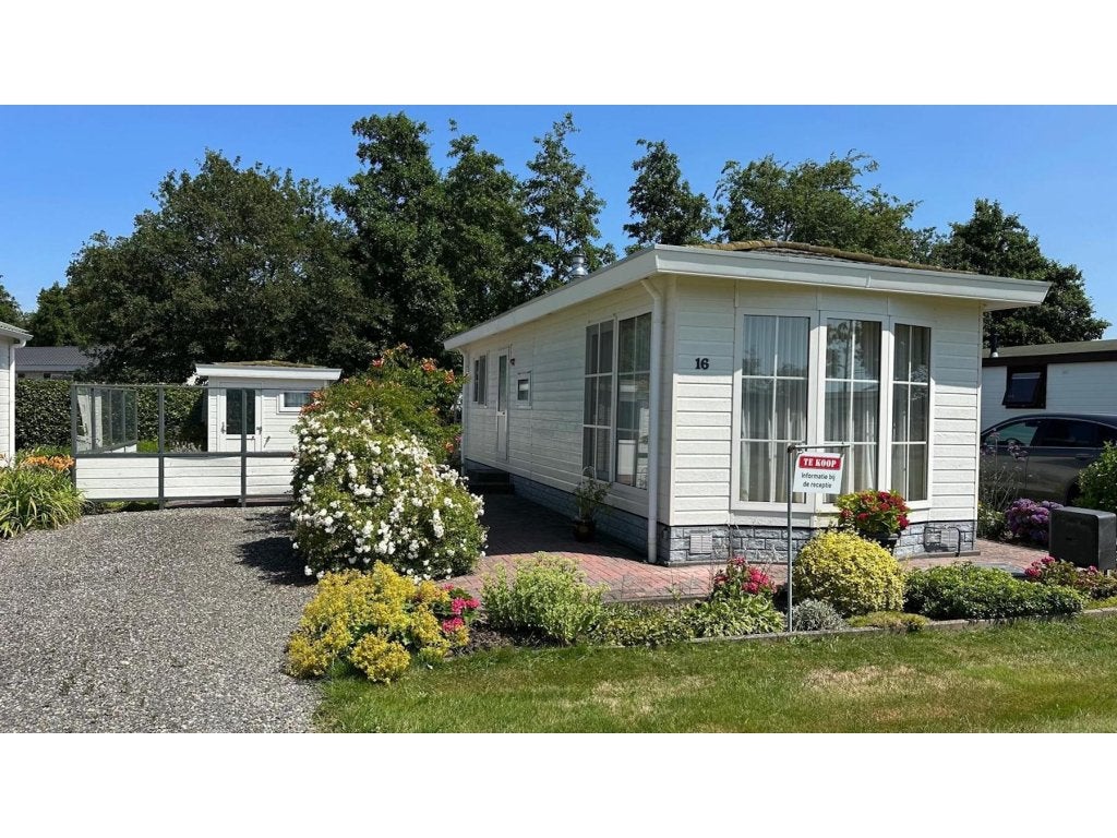 Chalet te koop bij vaarwater in Sloten, Friesland R#52R, Tot en met 2